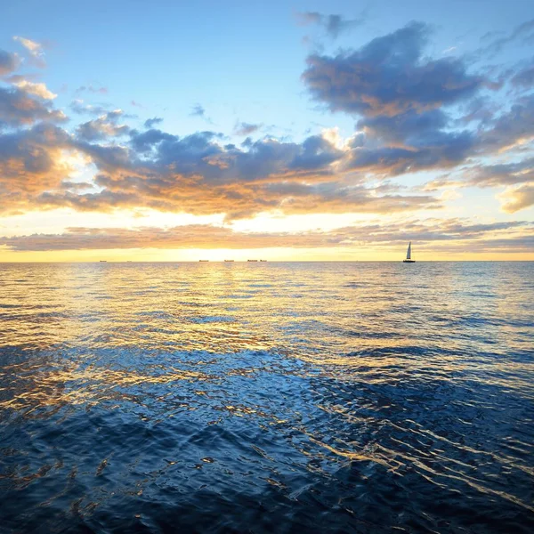 Dramatisk Solnedgång Himmel Över Havet Färgglada Glödande Gyllene Moln Fortfarande — Stockfoto