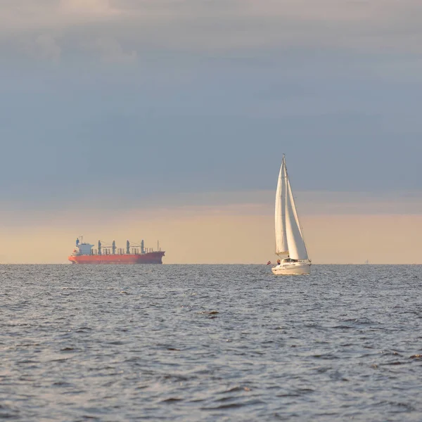 Sloop Zmanipulované Jachty Plachtění Baltském Moři Západ Slunce Dramatická Obloha — Stock fotografie