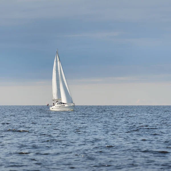 Суцільна Яхта Плаває Балтійському Морі Захід Сонця Драматичне Небо Після — стокове фото