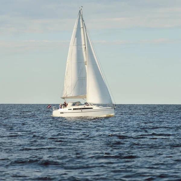 Sloop Veleiro Equipado Mar Báltico Pôr Sol Céu Dramático Após — Fotografia de Stock