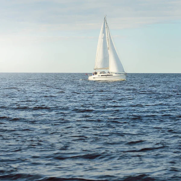 Sloop Yate Aparejado Navegando Mar Báltico Puesta Sol Cielo Dramático — Foto de Stock