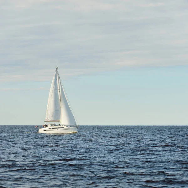 Шлюп Оборудовал Яхту Плывущую Балтийском Море Закат Драматическое Небо После — стоковое фото