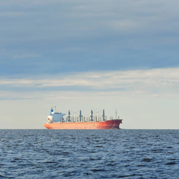 Stor Röd Bulkfartyg 179 Meter Lång Som Seglar Ett Öppet — Stockfoto