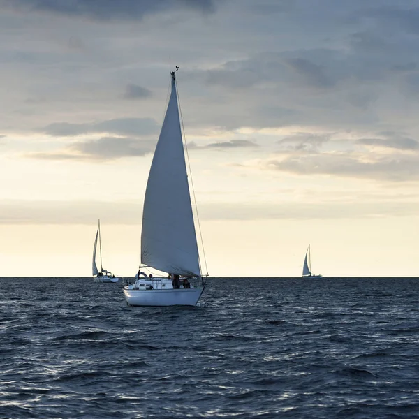 Sloop Yate Aparejado Navegando Mar Báltico Puesta Sol Cielo Dramático — Foto de Stock