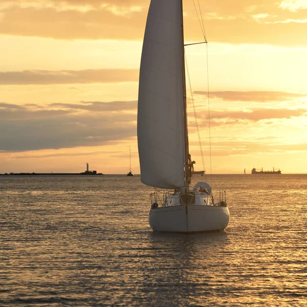 Sloop Veleiro Equipado Mar Báltico Pôr Sol Céu Dramático Após — Fotografia de Stock