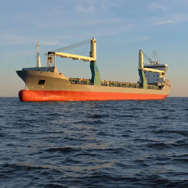 Großes Frachtkran Schiff Das Bei Sonnenuntergang Auf Offener See Unterwegs — Stockfoto