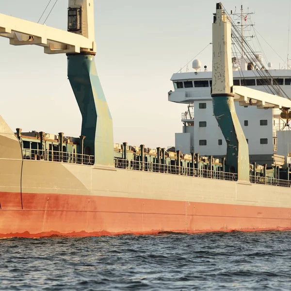 Gran Barco Grúa Carga Navegando Mar Abierto Atardecer Luz Dorada —  Fotos de Stock