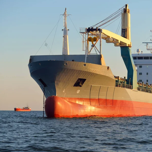 日落时在公海航行的大型起重船 一般货物 146米长 金色的阳光货物运输 全球通信 全球航运 — 图库照片