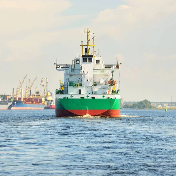 Large Green Bulk Carrier Arriving Cargo Terminal Sunset Ships Cranes — Stock Photo, Image