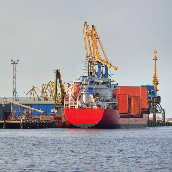 Groot Vrachtschip Laden Haven Terminal Kranen Achtergrond Goederenvervoer Logistiek Wereldwijde — Stockfoto