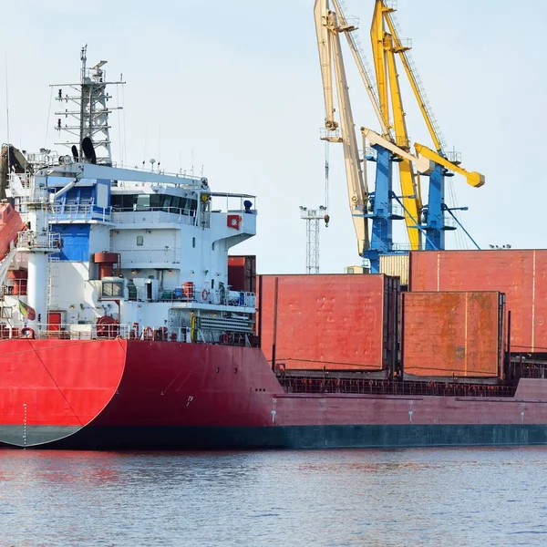 Großes Frachtschiff Das Hafenterminal Beladen Wird Hintergrund Kräne Güterverkehr Logistik — Stockfoto