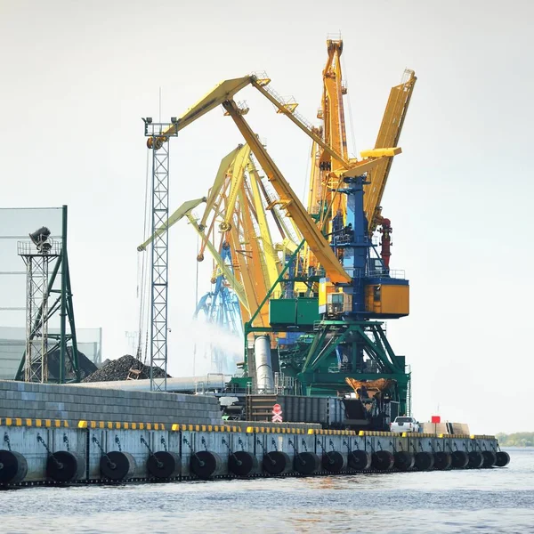 拉脱维亚里加的现代煤炭码头 鹤的特写 波罗的海 全球通信 专用设备 城市景观 — 图库照片