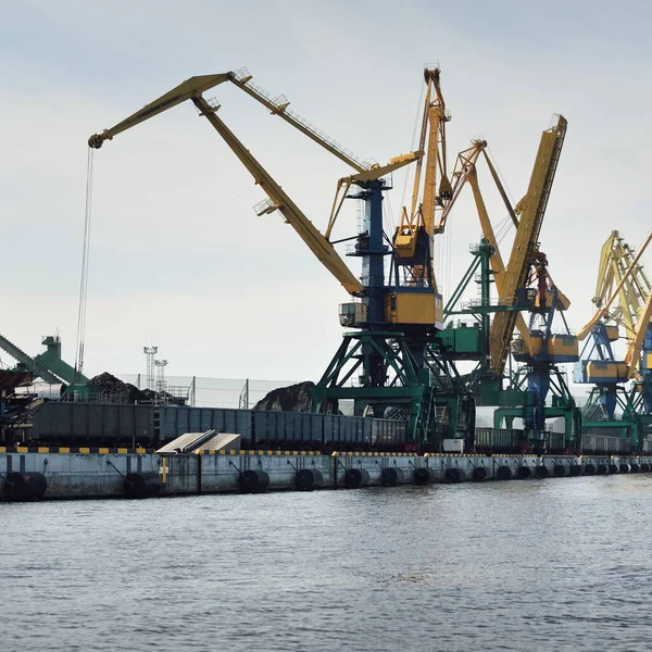 Moderna Terminal Carbón Riga Letonia Grúas Primer Plano Mar Báltico — Foto de Stock