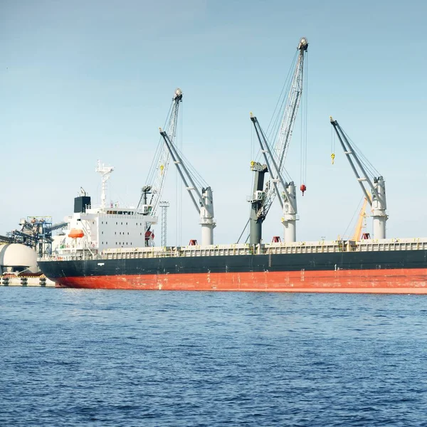 大規模な貨物船のポートターミナルでは 背景にクレーンをロードします 貨物輸送 グローバル通信 ビジネス 特殊機器 — ストック写真