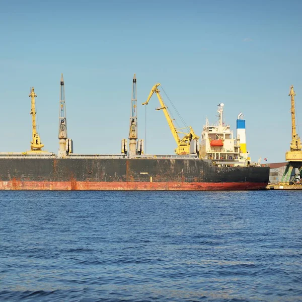 Large Old Cargo Ship Loading Port Terminal Cranes Background Freight — Stock Photo, Image