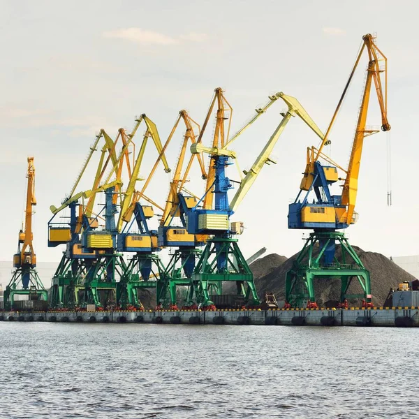 Moderne Kolenterminal Riga Letland Kranen Close Oostzee Goederenvervoer Logistiek Wereldwijde — Stockfoto