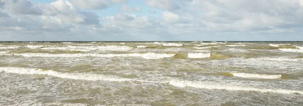 Берег Балтийского Моря Песчаные Дюны Пляж После Шторма Драматическое Небо Лицензионные Стоковые Изображения