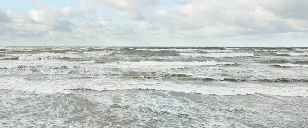 Ostseestrand Sanddünen Strand Nach Dem Sturm Dramatischer Himmel Glühende Wolken lizenzfreie Stockfotos