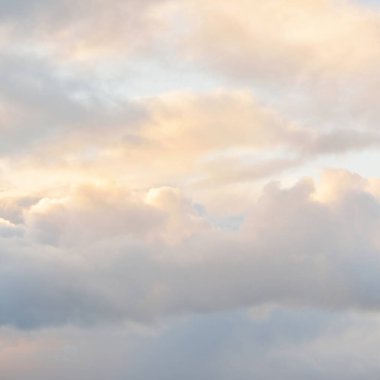 Fırtınadan sonra Baltık Denizi. Dramatik gökyüzü, parlayan bulutlar, yumuşak güneş ışığı. Dalgalar, su sıçratma. Resimli manzara, deniz manzarası, doğa. Panoramik görünüm
