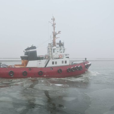 Kalın bir siste römorkör. Baltık Denizi. Kış deniz manzarası. Nakliye, deniz taşımacılığı, lojistik, sanayi, ticaret, ekonomi