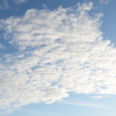 Fırtınadan sonra açık mavi gökyüzü. Yumuşak güneş ışığı. Panoramik görüntü, doku, arkaplan, grafik kaynakları, tasarım, kopyalama alanı. Meteoroloji, cennet, umut, barış kavramı