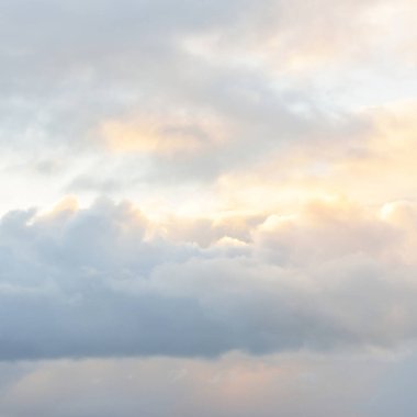 Fırtınadan sonra Baltık Denizi. Dramatik gökyüzü, parlayan bulutlar, yumuşak güneş ışığı. Dalgalar, su sıçratma. Resimli manzara, deniz manzarası, doğa. Panoramik görünüm