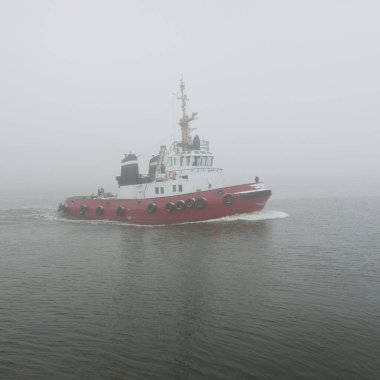 Kalın bir siste römorkör. Baltık Denizi. Kış deniz manzarası. Nakliye, deniz taşımacılığı, lojistik, sanayi, ticaret, ekonomi