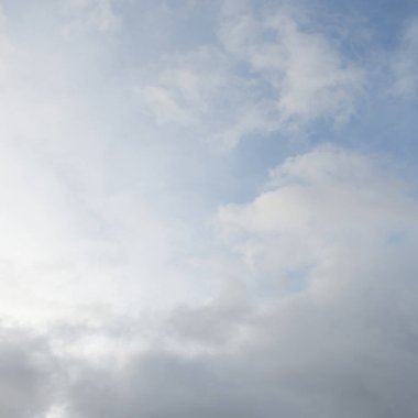 Açık mavi gökyüzü. Fırtınadan sonra parlayan bulutlar, yumuşak güneş ışığı. Dramatik gün batımı bulutları. Meteoroloji, cennet, barış, grafik kaynakları, pitoresk panoramik manzara