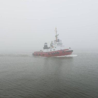 Kalın bir siste römorkör. Baltık Denizi. Kış deniz manzarası. Nakliye, deniz taşımacılığı, lojistik, sanayi, ticaret, ekonomi