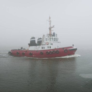 Kalın bir siste römorkör. Baltık Denizi. Kış deniz manzarası. Nakliye, deniz taşımacılığı, lojistik, sanayi, ticaret, ekonomi