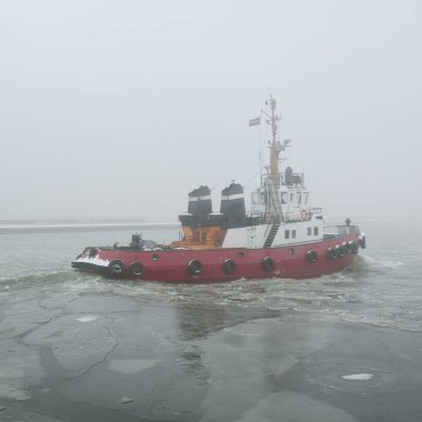 Kalın bir siste römorkör. Baltık Denizi. Kış deniz manzarası. Nakliye, deniz taşımacılığı, lojistik, sanayi, ticaret, ekonomi