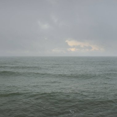 Sis içindeki Baltık Denizi. Dalgalar, su sıçratma, fırtına. Doğal dokular. Resimli panoramik monokrom manzarası, deniz manzarası. Doğa, çevre, sert hava, tehlike