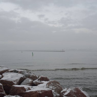 Fırtınadan sonra Baltık Denizi. Kargo iskelesi, balıkçı limanı. Küresel iletişim, ulaşım, lojistik, ekonomi, sanayi