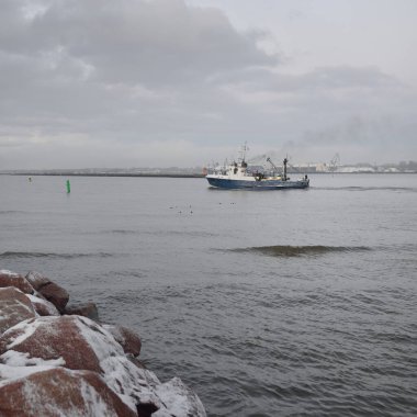 Fırtınadan sonra Baltık Denizi. Kargo iskelesi, balıkçı limanı. Küresel iletişim, ulaşım, lojistik, ekonomi, sanayi