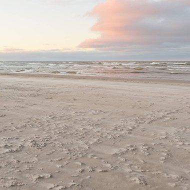 Gün batımında Baltık kıyılarından panoramik manzara. Dramatik bulutlar, parlayan bulutlar, fırtınadan sonra altın güneş ışığı. Doğa, çevre, iklim değişikliği, kararsız hava