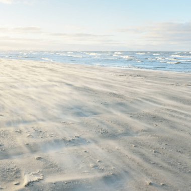 Gün batımında Baltık kıyılarından panoramik manzara. Dramatik bulutlar, parlayan bulutlar, fırtınadan sonra altın güneş ışığı. Doğa, çevre, iklim değişikliği, kararsız hava