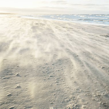 Gün batımında Baltık kıyılarından panoramik manzara. Dramatik bulutlar, parlayan bulutlar, fırtınadan sonra altın güneş ışığı. Doğa, çevre, iklim değişikliği, kararsız hava