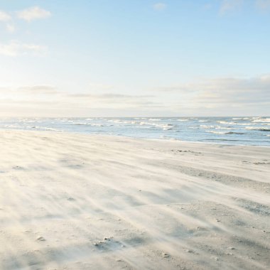 Gün batımında Baltık kıyılarından panoramik manzara. Dramatik bulutlar, parlayan bulutlar, fırtınadan sonra altın güneş ışığı. Doğa, çevre, iklim değişikliği, kararsız hava