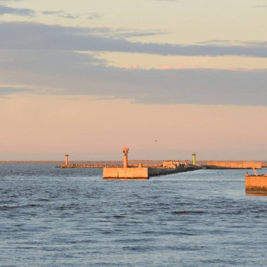 Kargo girişi. Baltık Denizi. Deniz feneri. Yük taşımacılığı, denizcilik gemisi, küresel iletişim, lojistik, nakliye, dağıtım, sanayi, ticaret, ekonomi, navigasyon, güvenlik