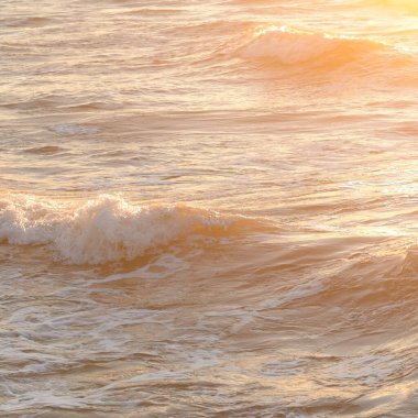 Deniz suyu yüzeyi dokusu. Yumuşak güneş ışığı. Panoramik görüntü, grafik kaynaklar. Doğa, çevre kavramları