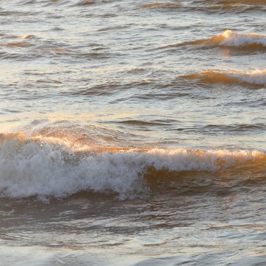 Deniz suyu yüzeyi dokusu. Yumuşak güneş ışığı. Panoramik görüntü, grafik kaynaklar. Doğa, çevre kavramları