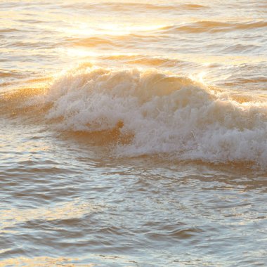 Deniz suyu yüzeyi dokusu. Yumuşak güneş ışığı. Panoramik görüntü, grafik kaynaklar. Doğa, çevre kavramları