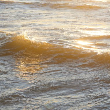 Deniz suyu yüzeyi dokusu. Yumuşak güneş ışığı. Panoramik görüntü, grafik kaynaklar. Doğa, çevre kavramları