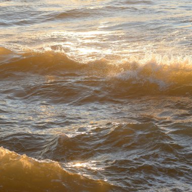 Deniz suyu yüzeyi dokusu. Yumuşak güneş ışığı. Panoramik görüntü, grafik kaynaklar. Doğa, çevre kavramları