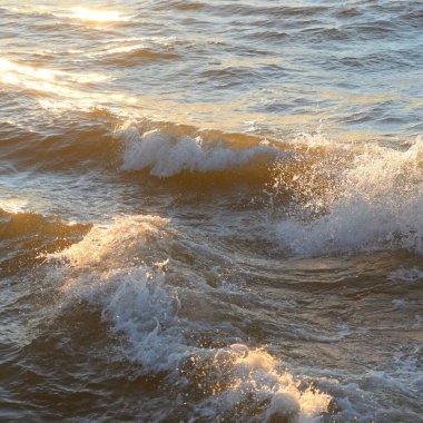 Deniz suyu yüzeyi dokusu. Yumuşak güneş ışığı. Panoramik görüntü, grafik kaynaklar. Doğa, çevre kavramları