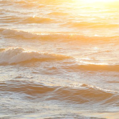 Deniz suyu yüzeyi dokusu. Yumuşak güneş ışığı. Panoramik görüntü, grafik kaynaklar. Doğa, çevre kavramları