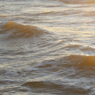 Deniz suyu yüzeyi dokusu. Yumuşak güneş ışığı. Panoramik görüntü, grafik kaynaklar. Doğa, çevre kavramları
