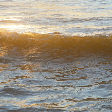 Deniz suyu yüzeyi dokusu. Yumuşak güneş ışığı. Panoramik görüntü, grafik kaynaklar. Doğa, çevre kavramları