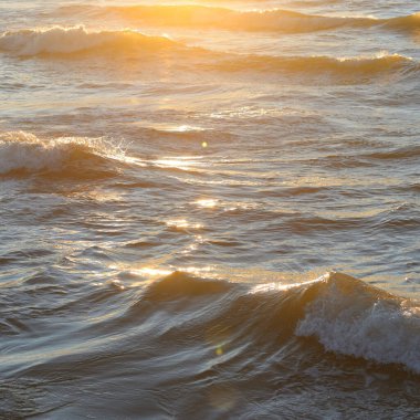 Deniz suyu yüzeyi dokusu. Yumuşak güneş ışığı. Panoramik görüntü, grafik kaynaklar. Doğa, çevre kavramları