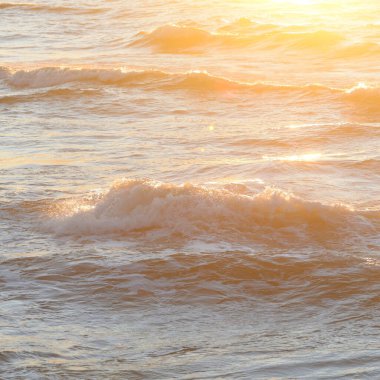 Deniz suyu yüzeyi dokusu. Yumuşak güneş ışığı. Panoramik görüntü, grafik kaynaklar. Doğa, çevre kavramları